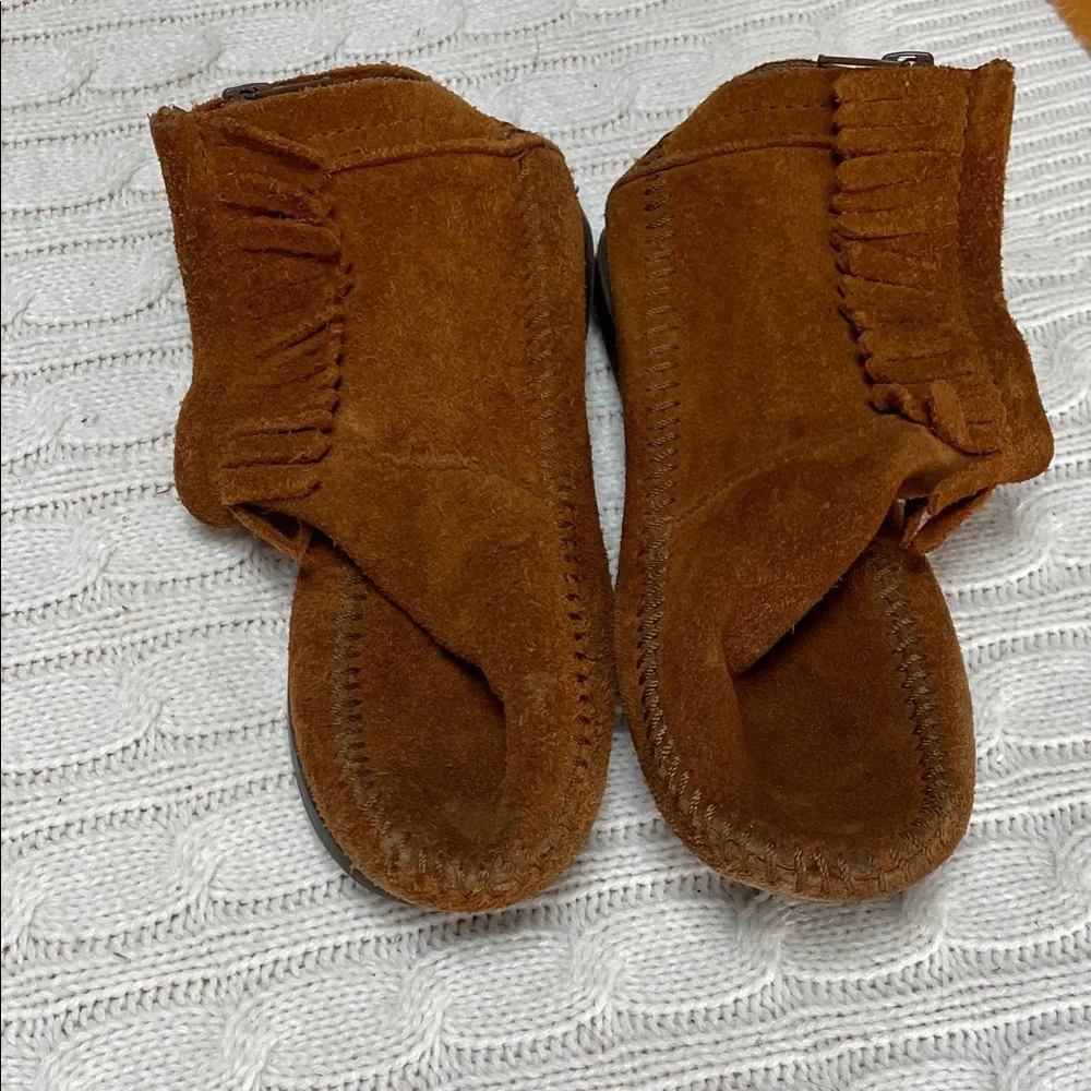 Minnetonka Kids sz 2 suede leather Brown Moccasin ankle Boots fringe rubber sole